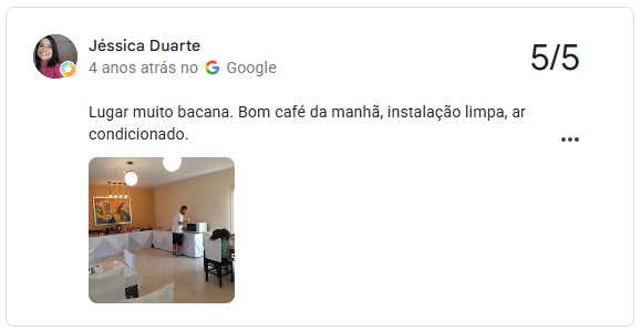 Avaliação 5/5 no Google de Jéssica Duarte: bom café da manhã, instalação limpa e ar-condicionado