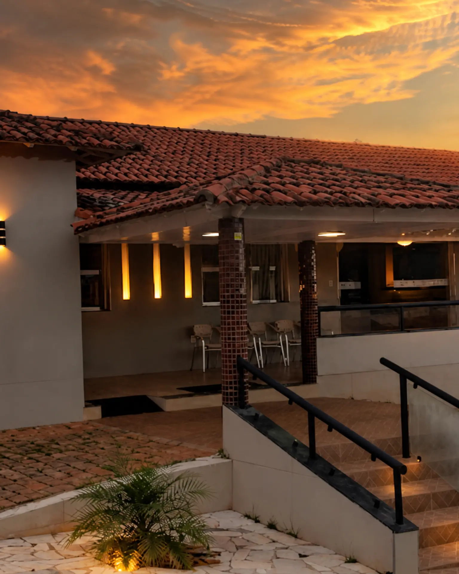 Varanda do Hotel Veredas com iluminação aconchegante ao entardecer